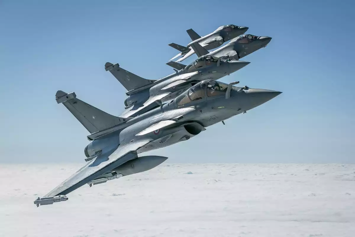 Deux F-35 néerlandais aux côtés de deux Rafale de l'armée de l'air française ayant rejoint la formation multinationale de la base aérienne Baltic Air Policing de l'OTAN à Siauliai, en Lituanie.