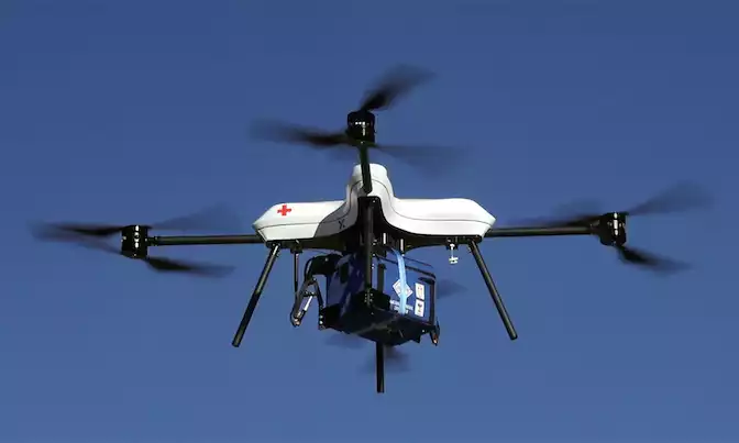 La version "Livraison" du drone Versatyl, permet le transport d'un kit médical destiné, par exemple, à des personnes situées dans des lieux inaccessibles par d'autres moyens sur le moment..