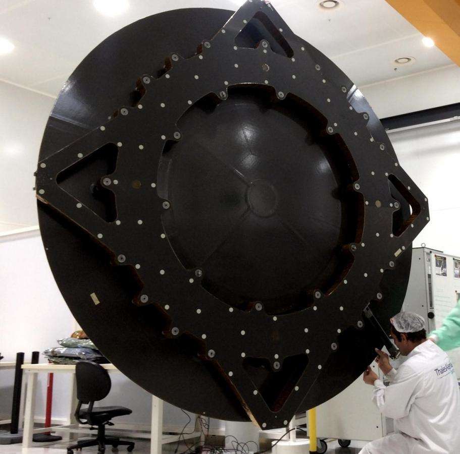 Thales Alenia Space qualifies new antenna reflector