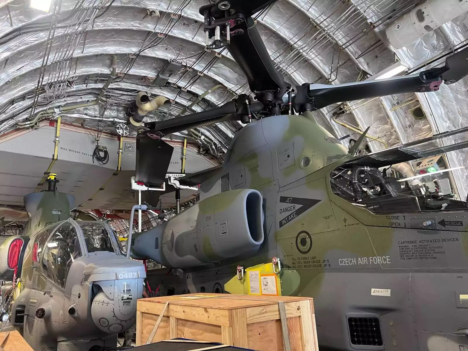 Les deux AH-1Z tchèques dans le C-17 de l'USAF. Le premier a pu garder les pales de son rotor principal.