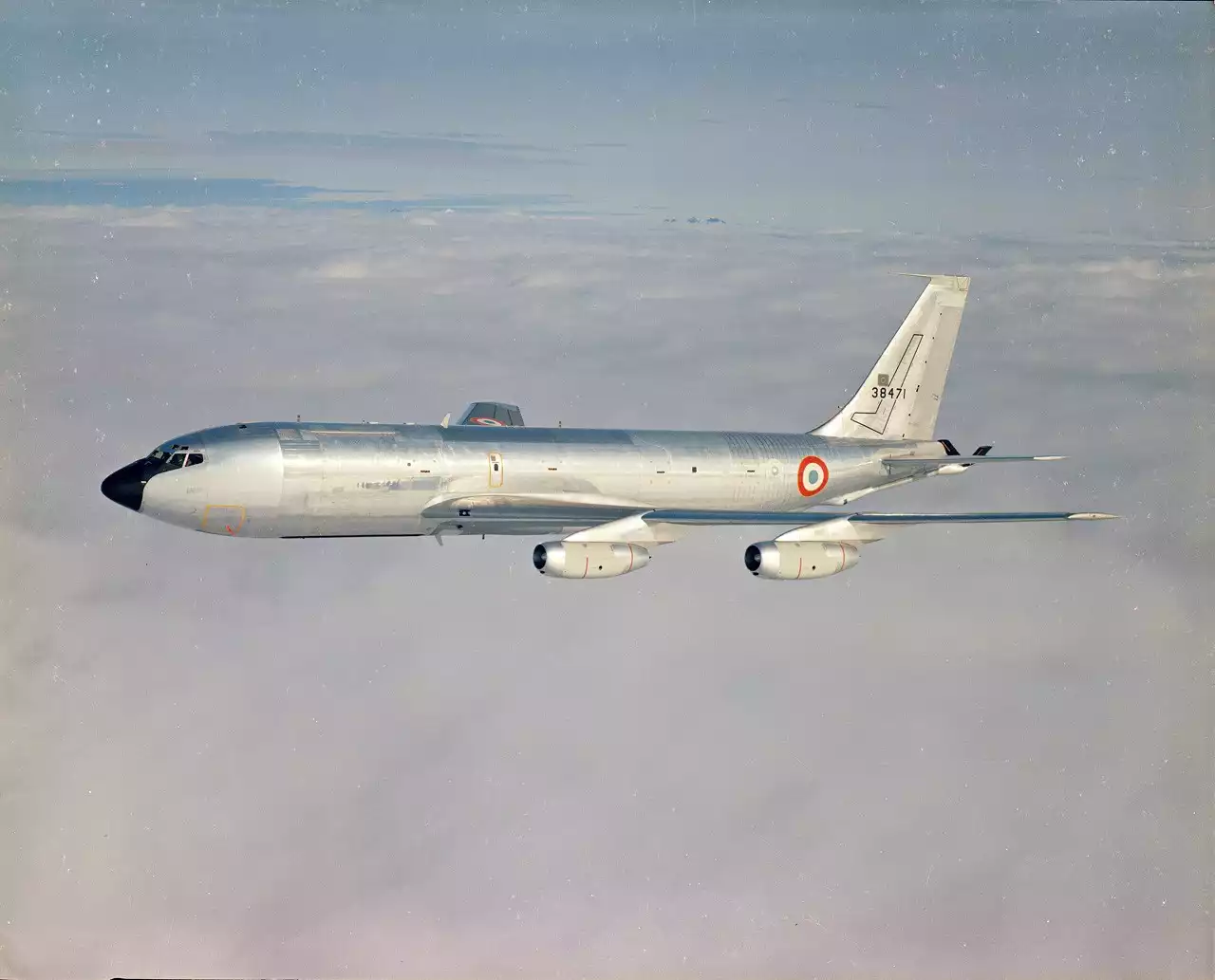 C-135F français, reconnaissable à sa livrée métalisée et surtout, ses quatre moteurs J57-P-59W.
