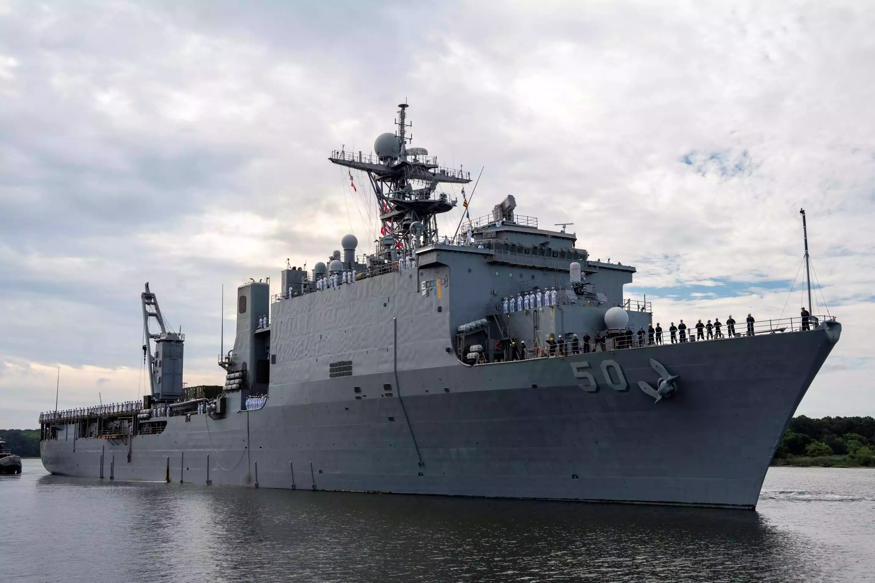 L'USS Carter Hall (LSD-50) appareillant de la base de Norfolk (USA) le 10 juillet 2023 avec une partie du 26 MEU à son bord.