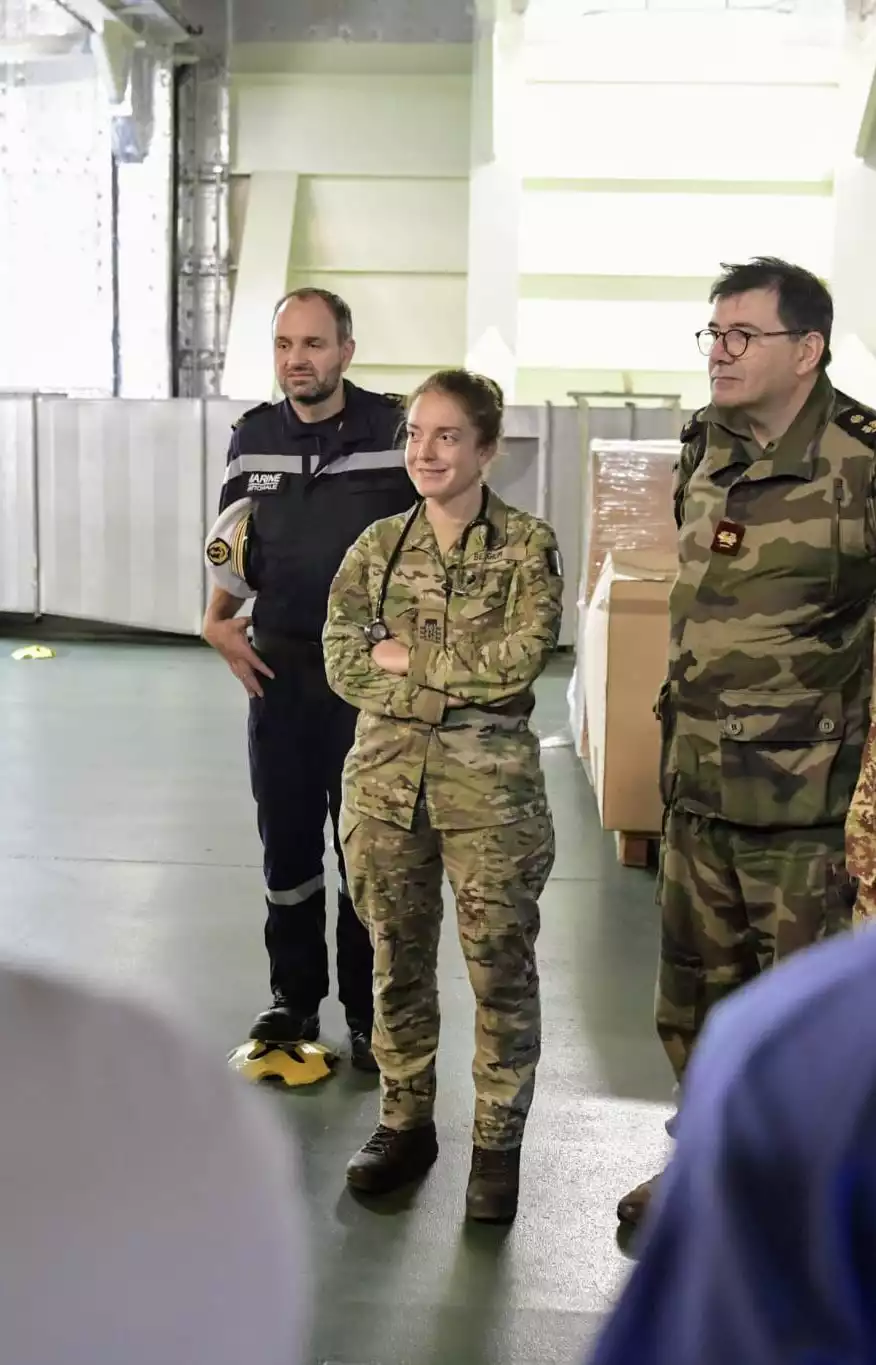 Déploiement binational : (de g. à dr.) un officier de la Marine nationale, un officier de la Composante médicale et un officier du Service de Santé des Armées.