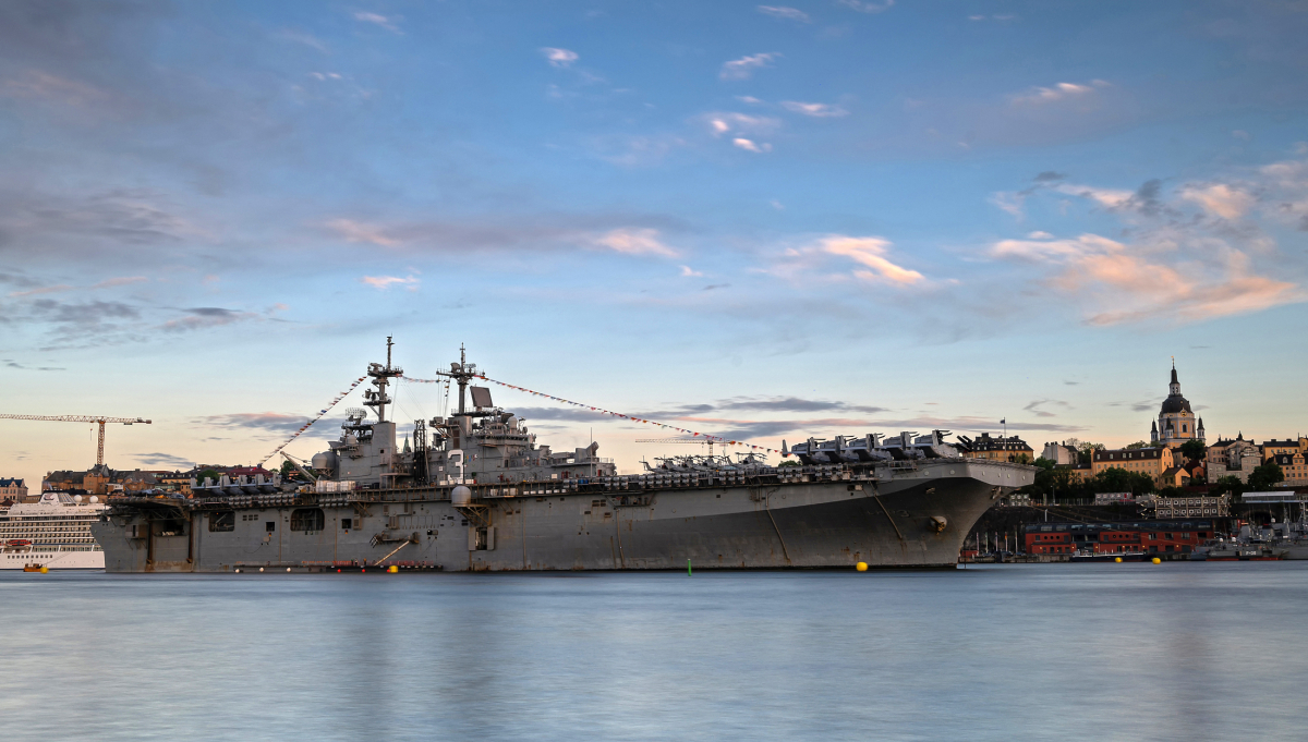 L'USS Kearsarge de la Navy américaine amarré au port de Stockholm avant de naviguer vers Gotland.