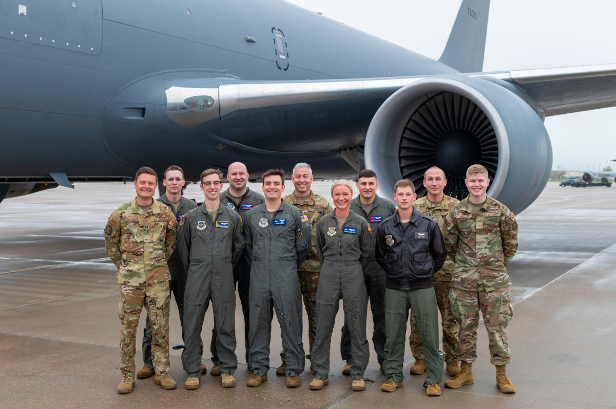 Les 11 personnels ayant pris part à ce vol historique au sein de l'AMC et de l'USAF.