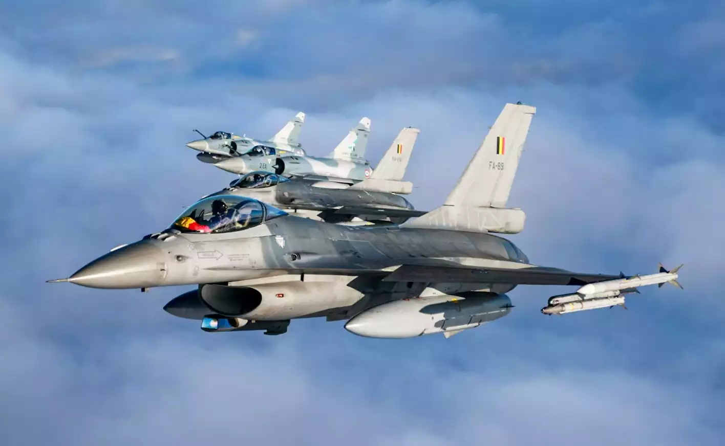 Deux F-16AM belges (pod sniper, AIM-9 Sidewinder et AIM-120 AMRAAM) et deux Mirage 2000-5F français durant le déploiement BAP (nov 2023-mars 2024).
