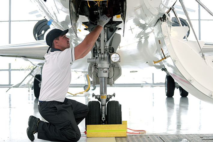 Série Métiers : mécanicien avion chez Dassault Falcon Service