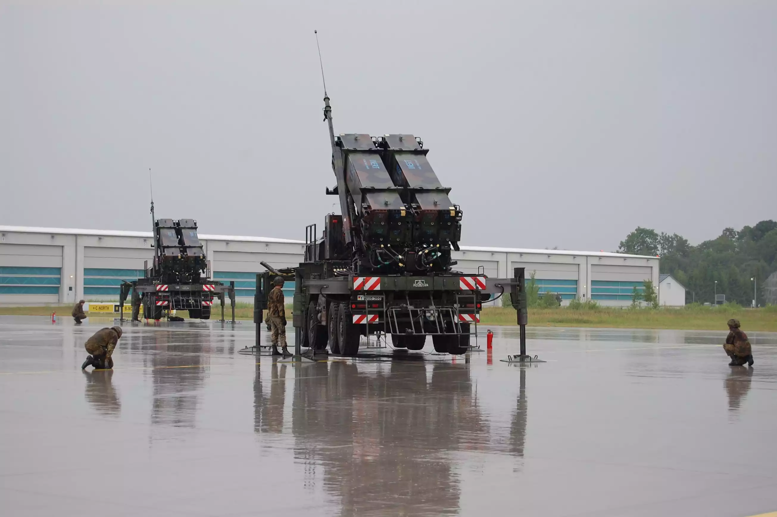 Deux camions lanceurs Patriot allemands équipés de missiles PAC-3 CRI.