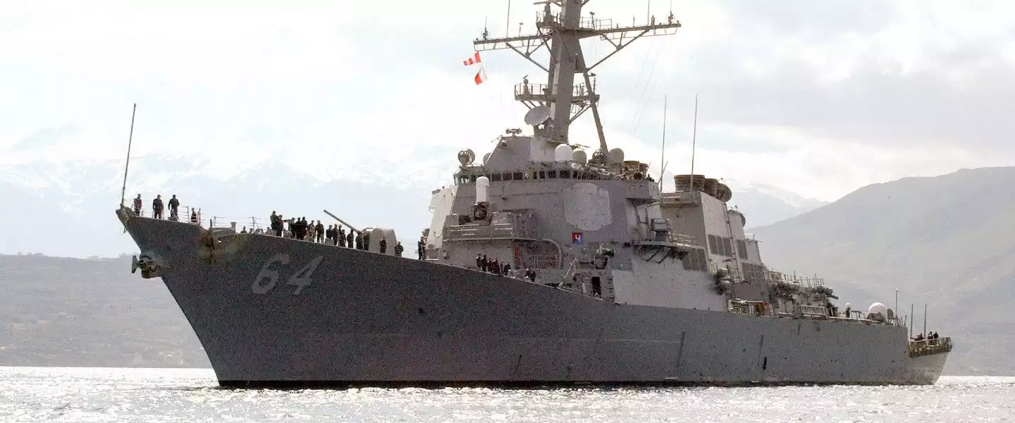 Bataille en mer Rouge: les frégates américaines USS Carney et USS Thomas Hudner abattent plus de 15 drones et missiles