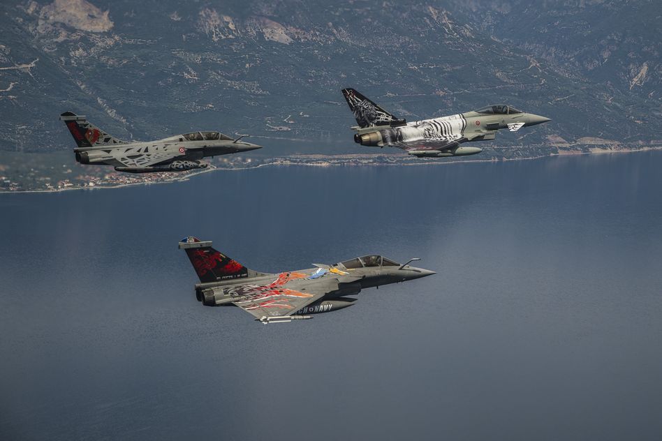 L'Eurofighter italien suivi de deux Rafale français.