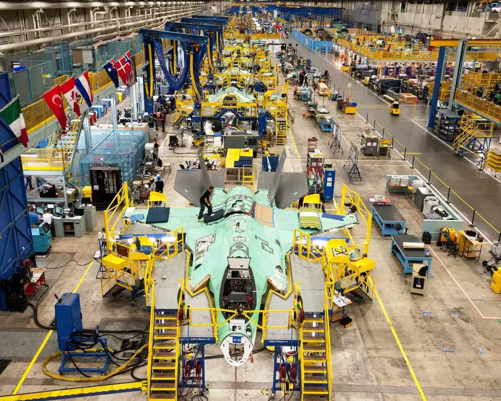 Ligne d'assemblage des F-35 au sein des installations de Lockheed Martin à Fort Worth (Texas, États-Unis).