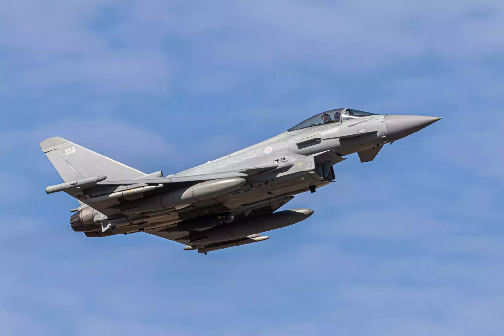 Les Eurofighters Typhoons de la Royal Air Force interviennent dans le cadre de l'opération de police aérienne de l'OTAN Azotize.