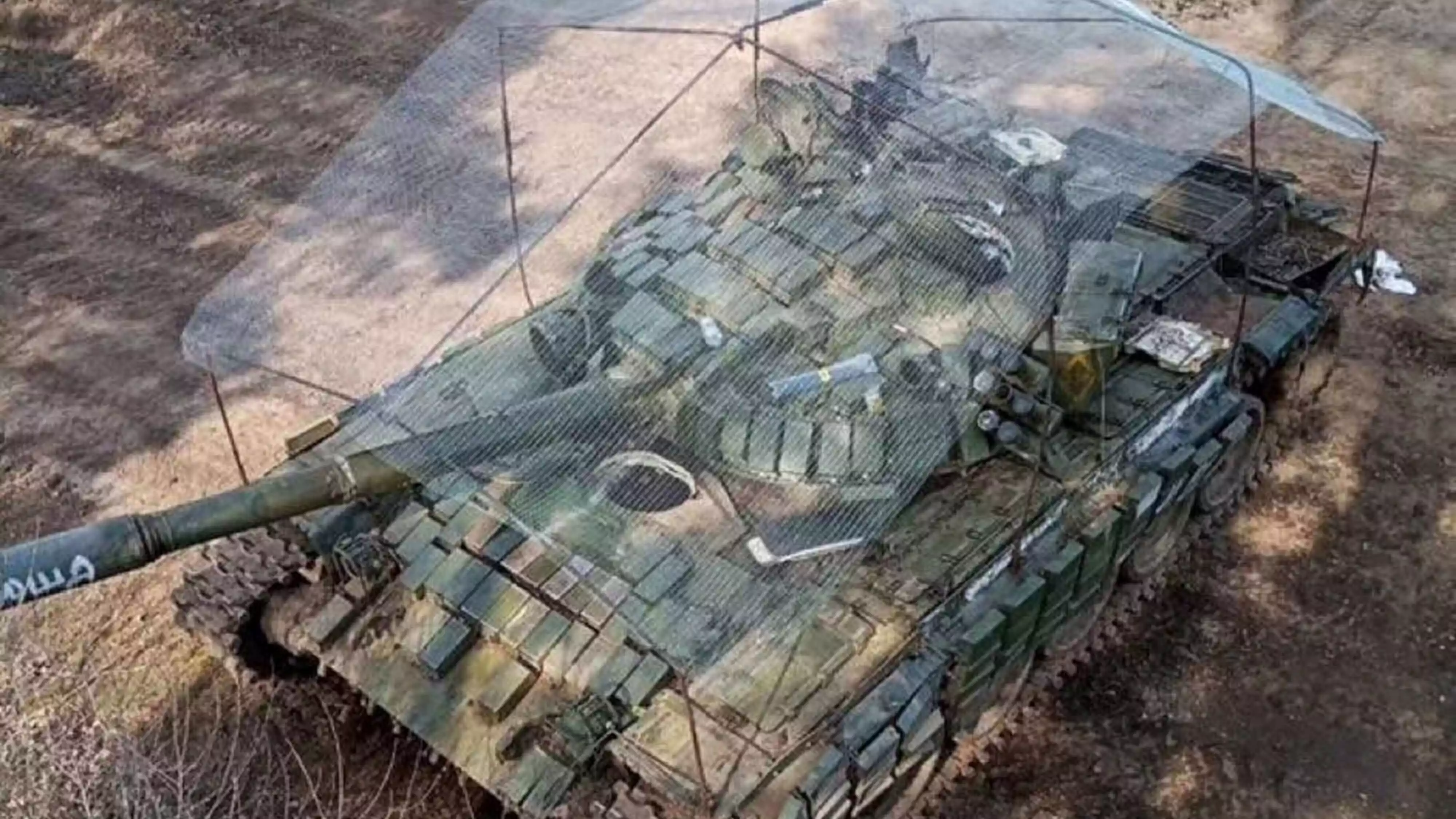 Les Russes ajoutent une cage anti-drone sur un char : la tourelle ne peut plus tourner
