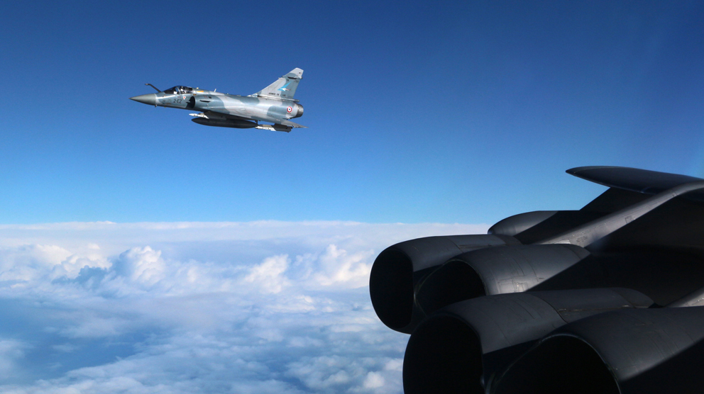 L'image : Un Mirage 2000 intercepte un B-52 au dessus de la France