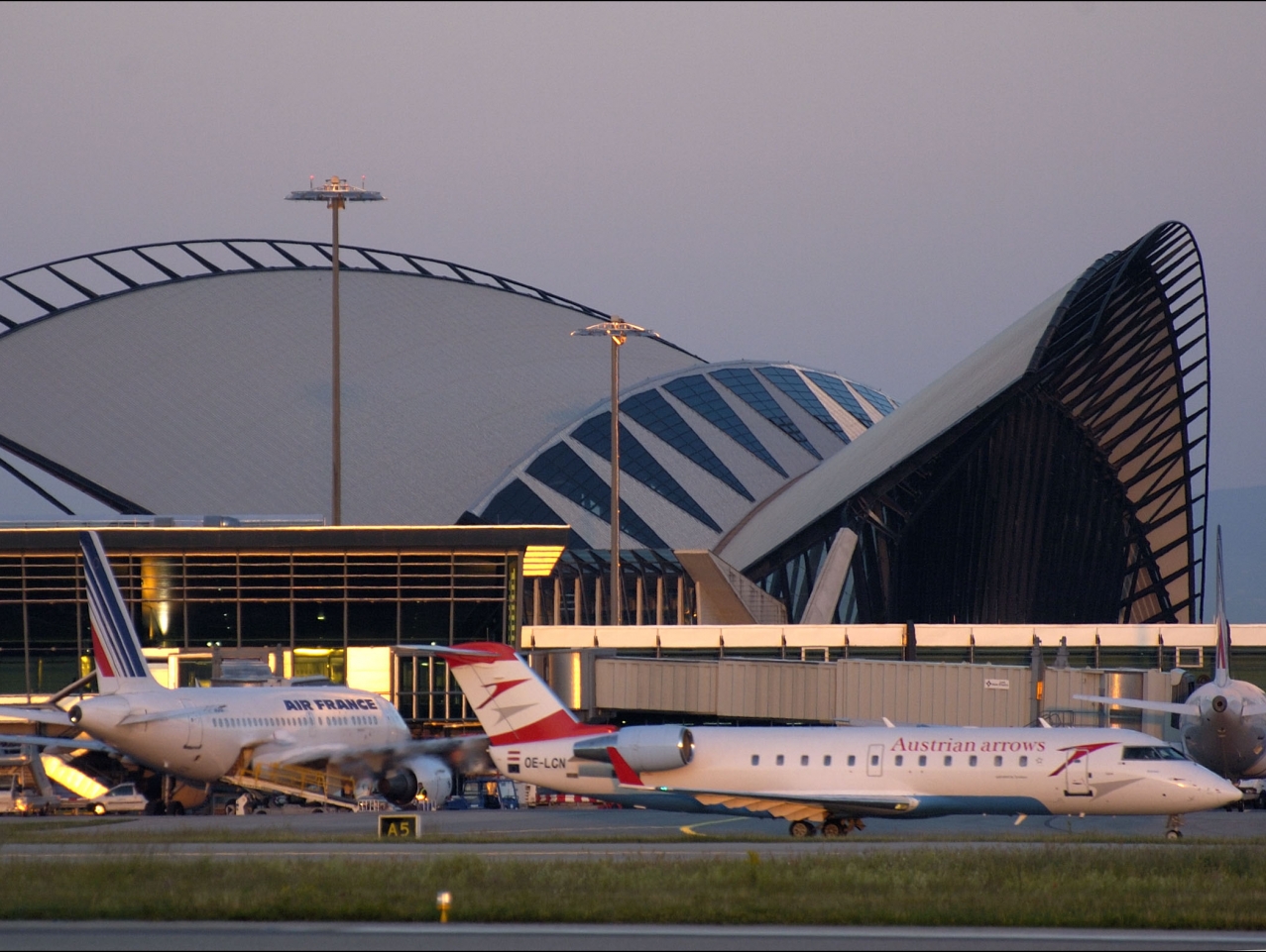 La privatisation partielle des aéroports de Nice et Lyon est lancée