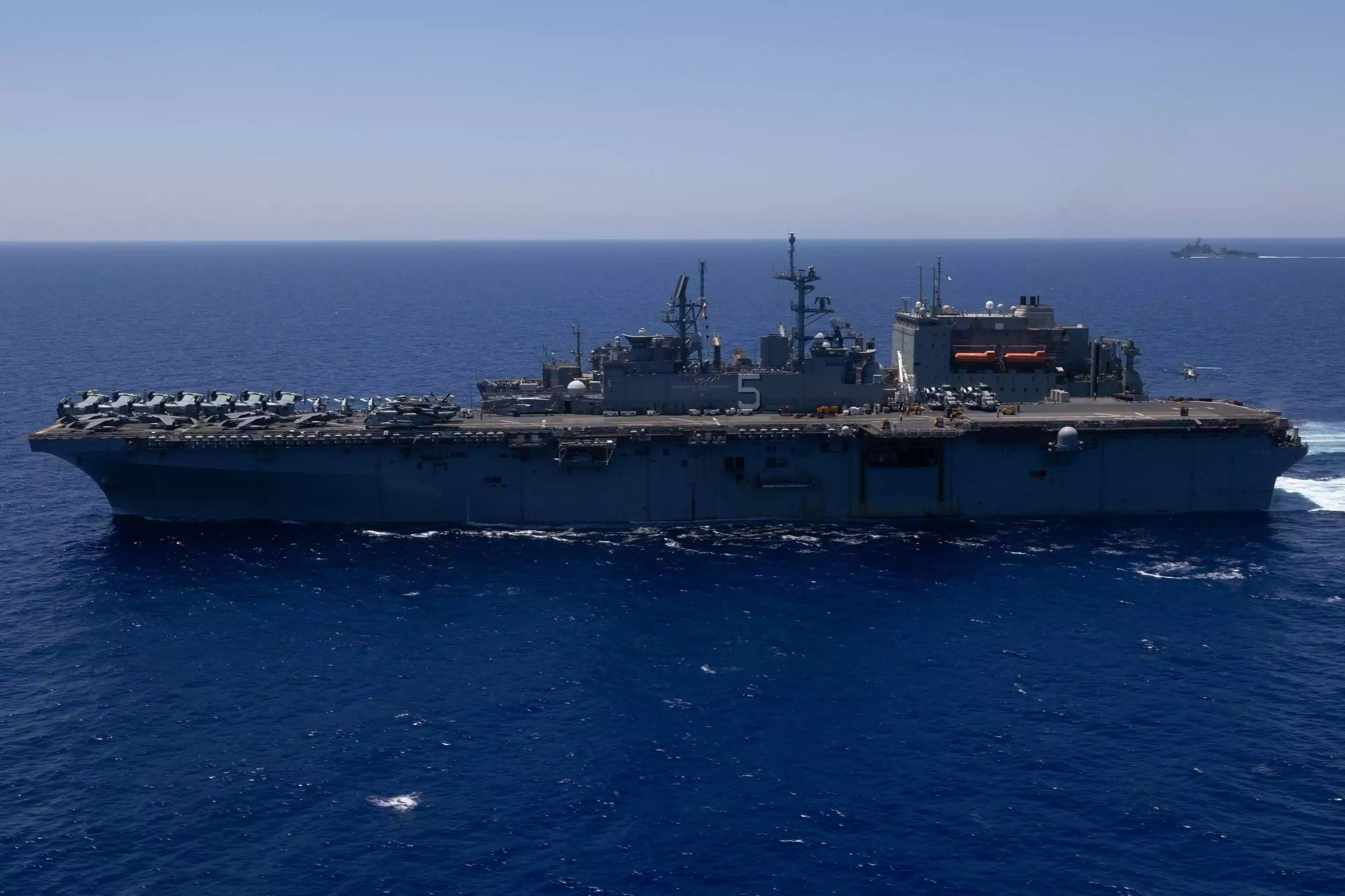 USS Bataan (LHD-5) durant un ravitaillement en mer Méditerranée avec l'USNS Medgar Evers (T-AKE-13) en août 2023.