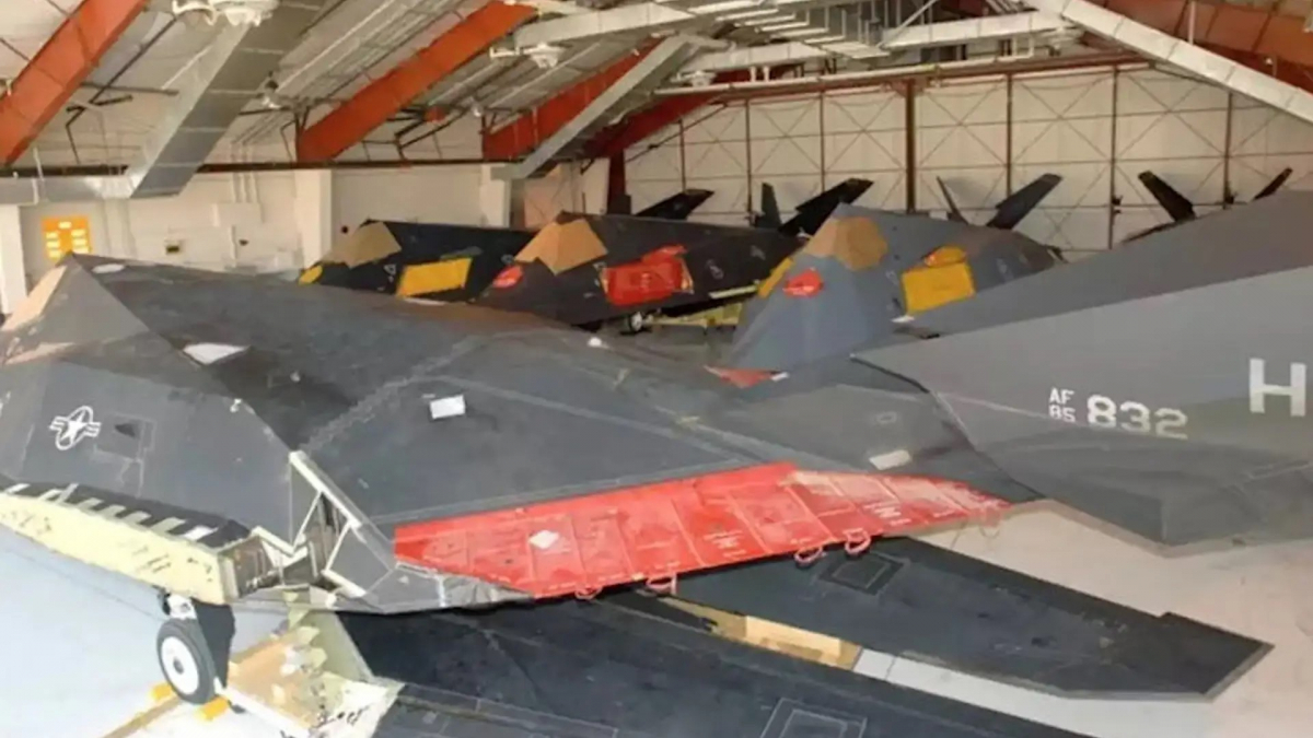 Exemple d'un hangar climatisé où sont stockés la cinquantaine de F-117. Il est possible de voir que les ailes des avions ont été détachées pour maximiser la place.