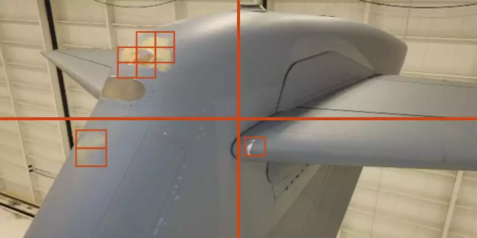 Dans le cadre du programme Autonomous Aircraft Inspection, le drone et le programme d'analyse ont détecté des zones à entretenir sur la queue de ce C-17A Globemaster III de l'USAF.
