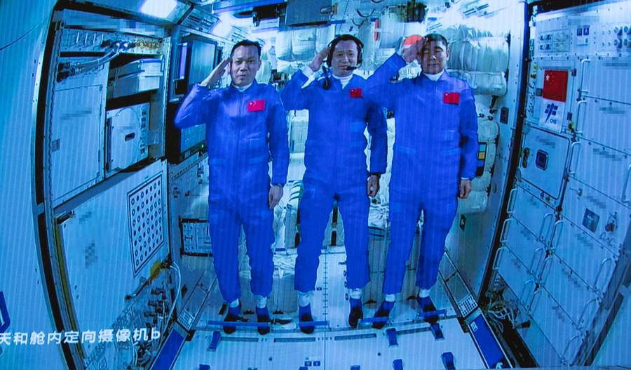 Trois taïkonautes à bord du module chinois Tianhe 1