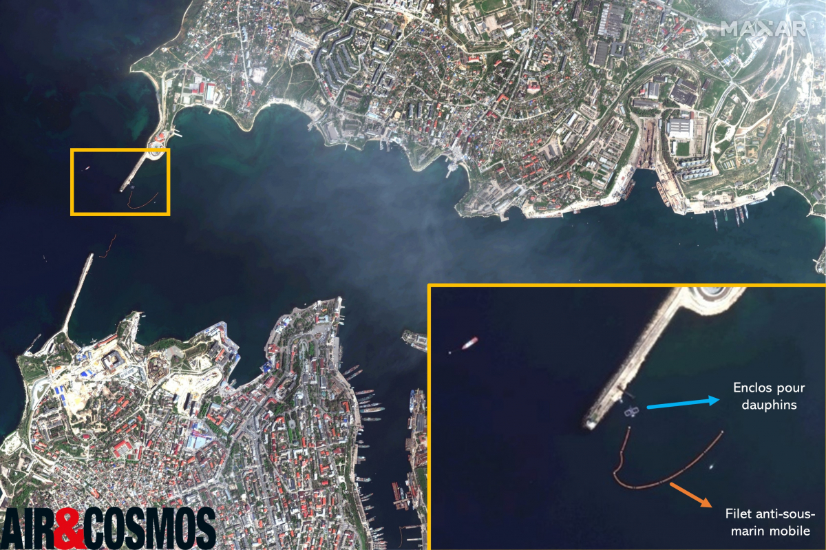 Depuis le mois de février et grâce aux nombreuses photos satellites, il est possible d'apercevoir que les Russes ont déployé un bassin pour dauphins à l'entrée de la base navale de Sébastopol.