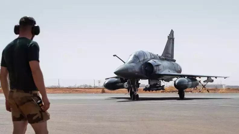 Les complexités du retrait militaire français du Niger : un défi logistique et stratégique majeur
