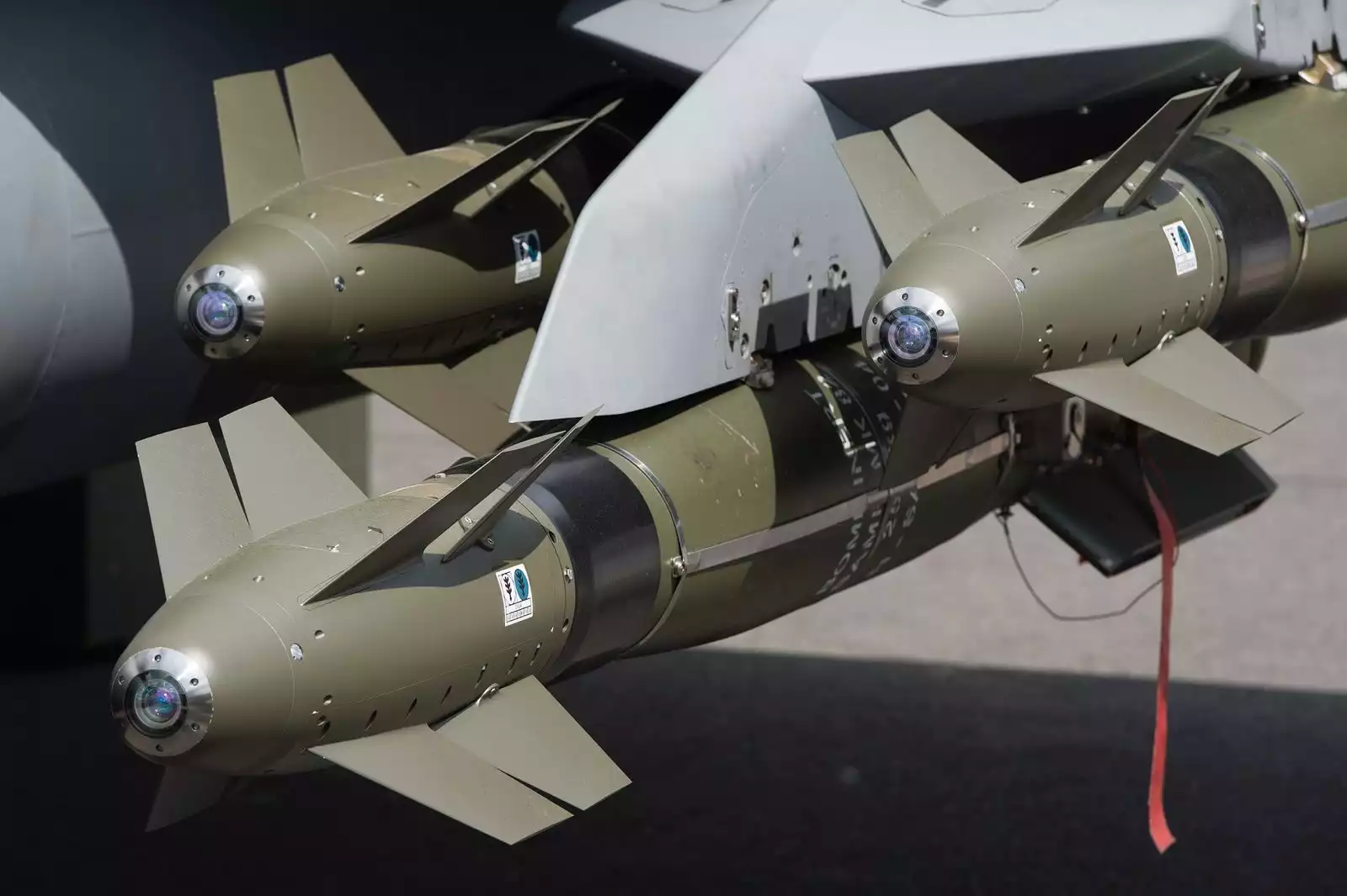 Trois bombes air-sol guidées et propulsées AASM présentées sous un Rafale lors du salon du Bourget 2015.