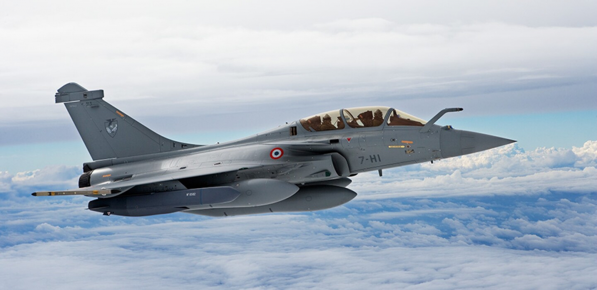 Le F-35 est un appareil souvent mis en comparaison (et critiqué) face au Rafale de Dassault, considéré comme très performant.