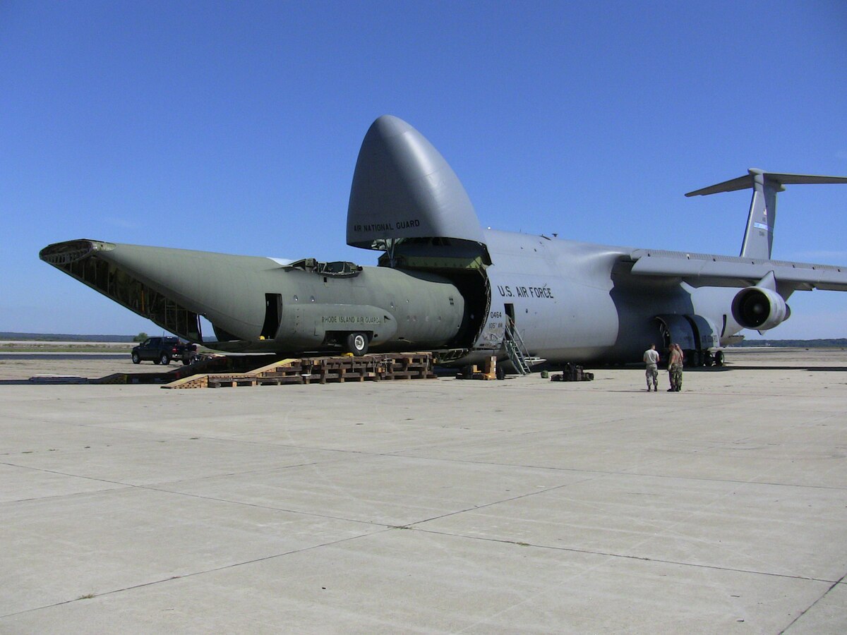 Le 10 septembre 2008, un C-5B se pose sur la base aérienne de Stratton (New York, États-Unis) pour emporter le fuselage d’un C-130A utilisé pour l’entrainement. En novembre 2000, un C-5C SCM avait déjà emporté pour la première fois le fuselage d’un C-130E crashé à l’aéroport de Kuwait City (Koweït).
