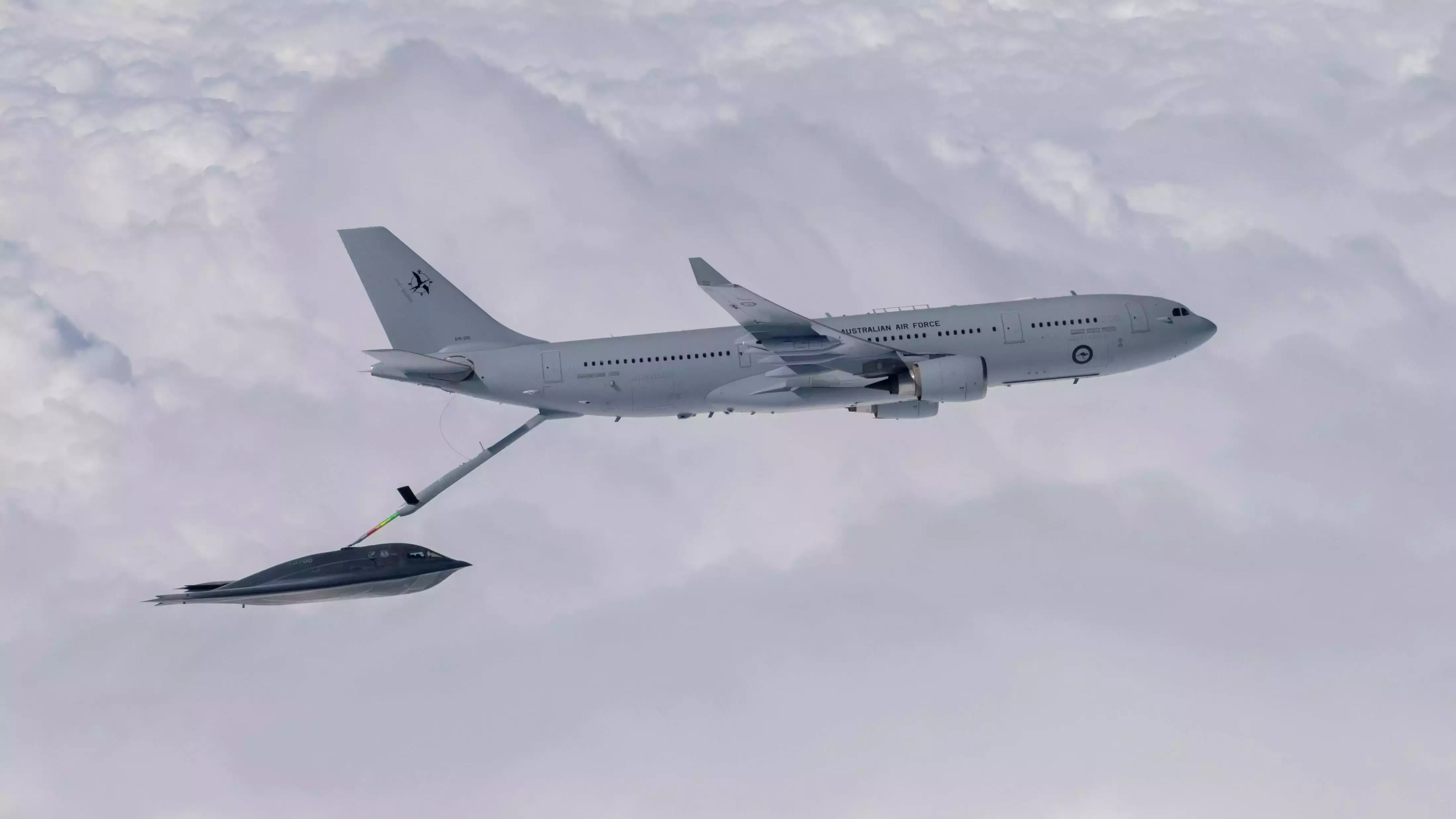 Ravitaillement en vol d'un B-2A Spirit américain par un KC-30A MRTT australien (5 août 2022).