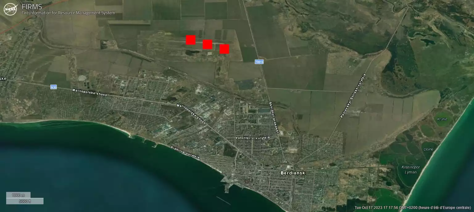 Les trois carrés rouge indiquent d'importantes sources de chaleurs sur la base aérienne de Berdiansk à partir de 02h22 (17 octobre 2023).