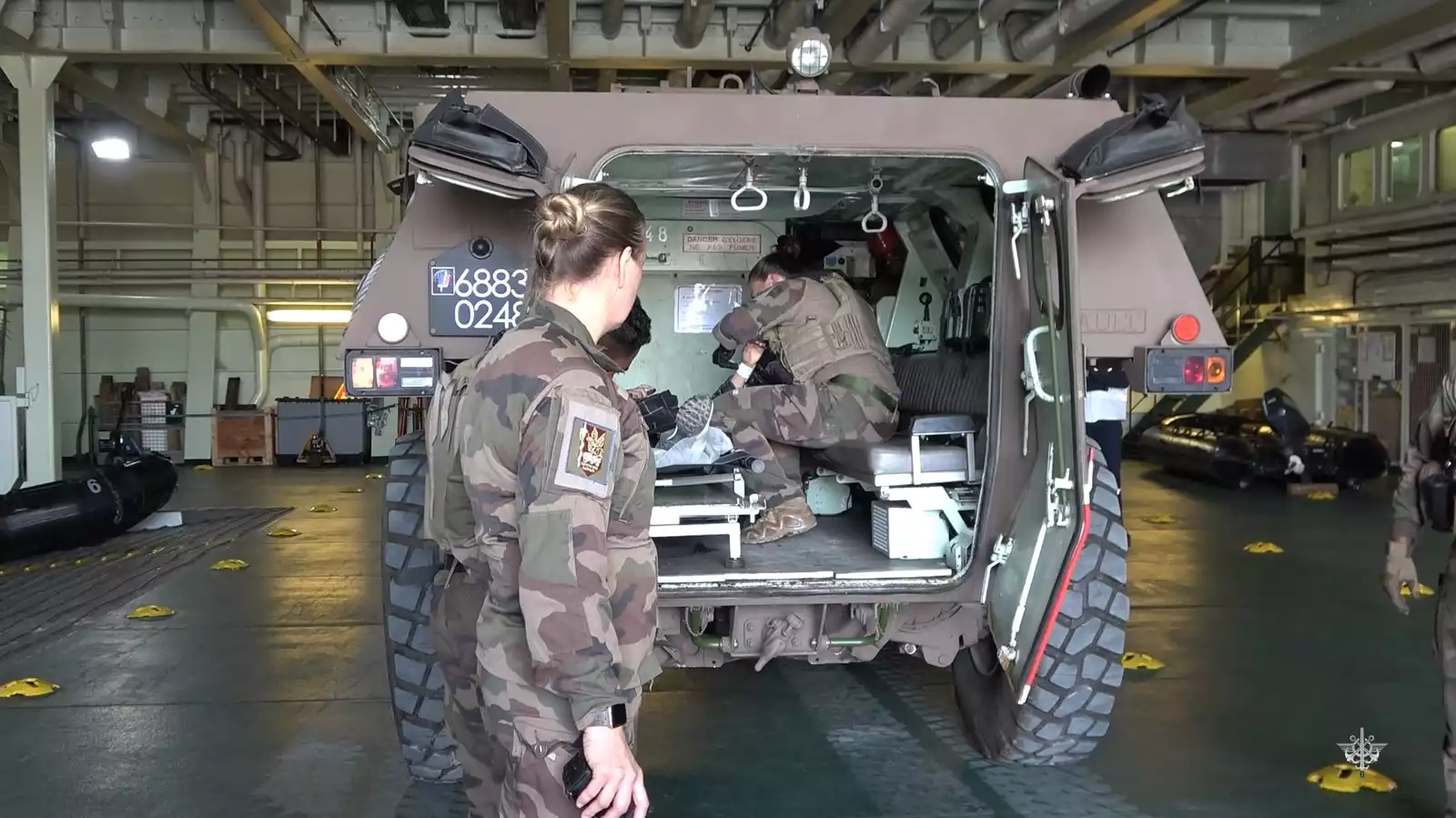 Arrivée à bord du PHA Dixmude d'un patient transporté dans un VAB Santé.