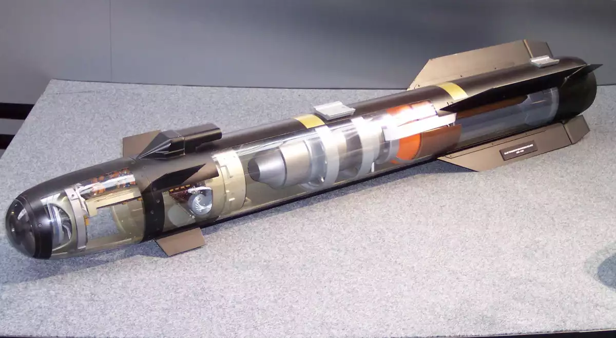 Le missile AGM-114M Hellfire exposé lors d'un salon en 2006.