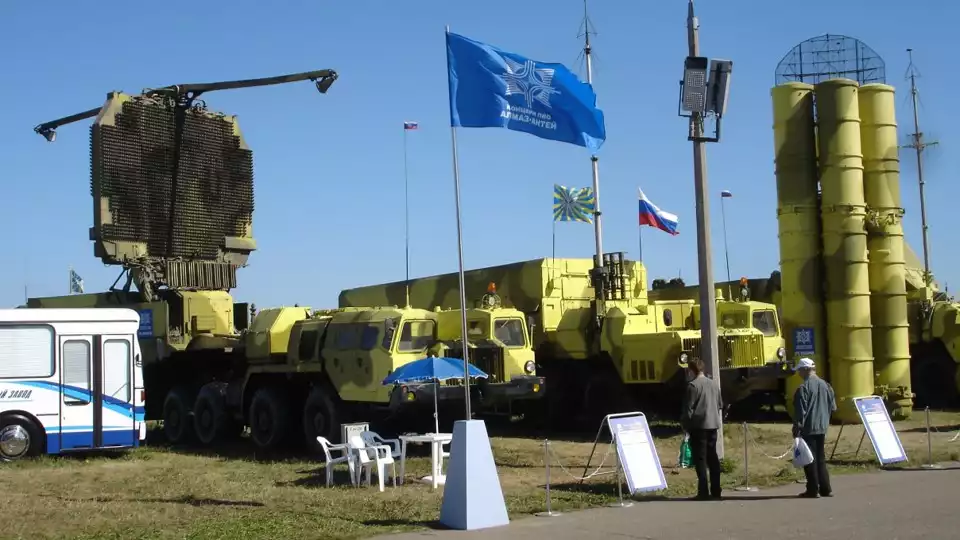 Batterie S-300PMU2 avec le radar 54N6E2, le poste de commandement 54K6E2 et le véhicule lance-missiles 9M96E2. Ils disposent tous du camouflage deux tons identique au radar.