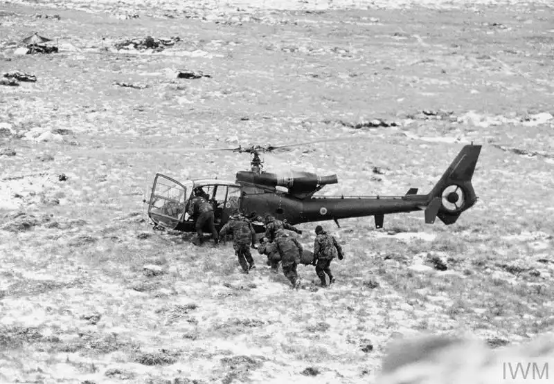 Évacuation médicale d'un Scots Guards par un hélicoptère Gazelle durant la bataille de Mount Tumbledown (Falklands).