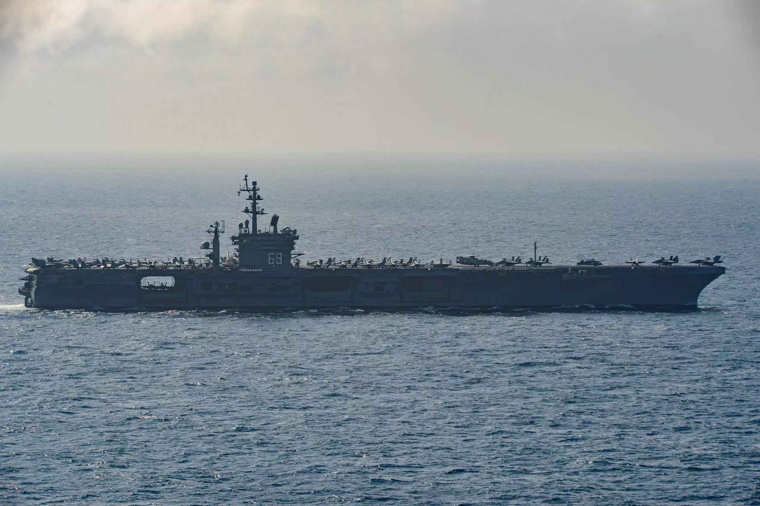 Le porte-avions USS Dwight D. Eisenhower (CVN-69) durant un entrainement avant son déploiement (27 juin 2023).