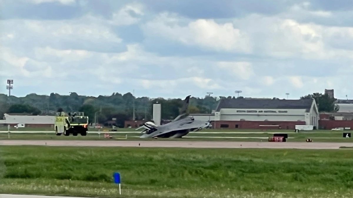 Le F-16 de l'ANG du Dakota du Sud qui s'est posé en urgence le 31 mai 2022.