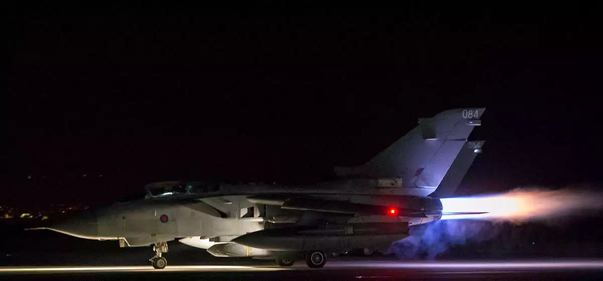 Décollage d'un Tornado anglais équipé de deux Storm Shadow (31st Goldstars sq) depuis la base aérienne d'Akrotiri (Chypre). Le 14 avril à 01h00 (Paris), les missiles seront tirés vers les installations chimiques syriennes.