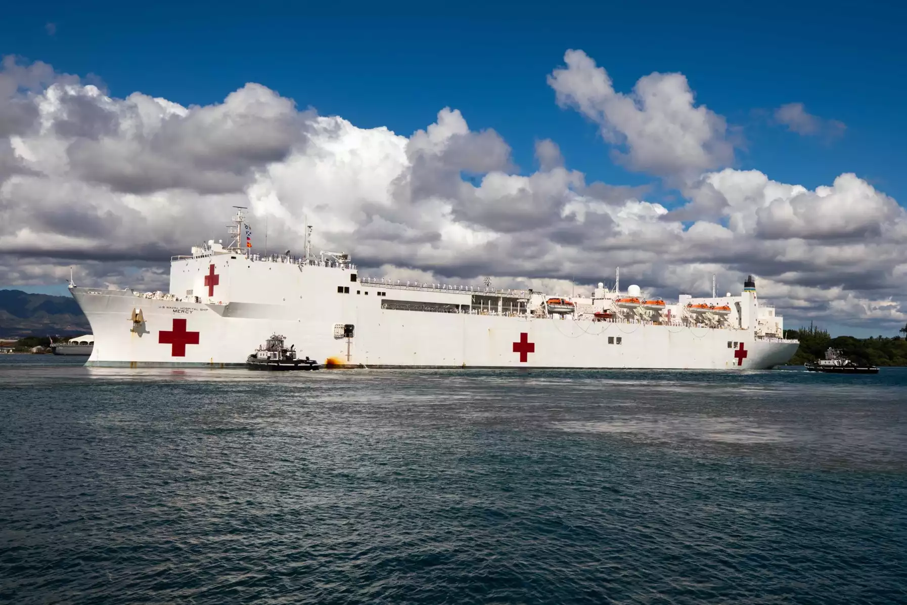 Le navire hôpital militaire américain USNS Mercy (T-AH 19) quittant la base navale de Pearl Harbor.