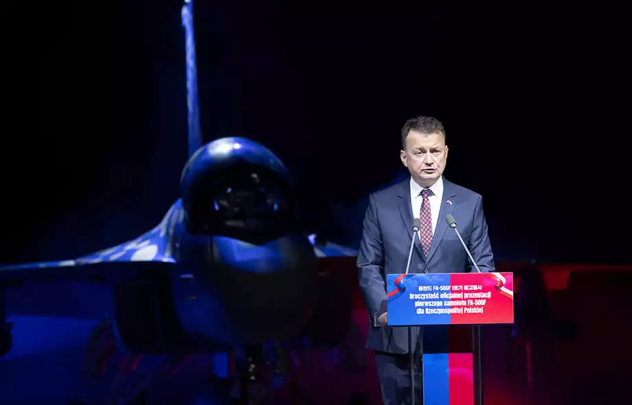 Le vice-premier ministre et ministre Mariusz Błaszcza, de la Défense nationale de Pologne a assisté à la cérémonie de présentation du premier FA-50GF.