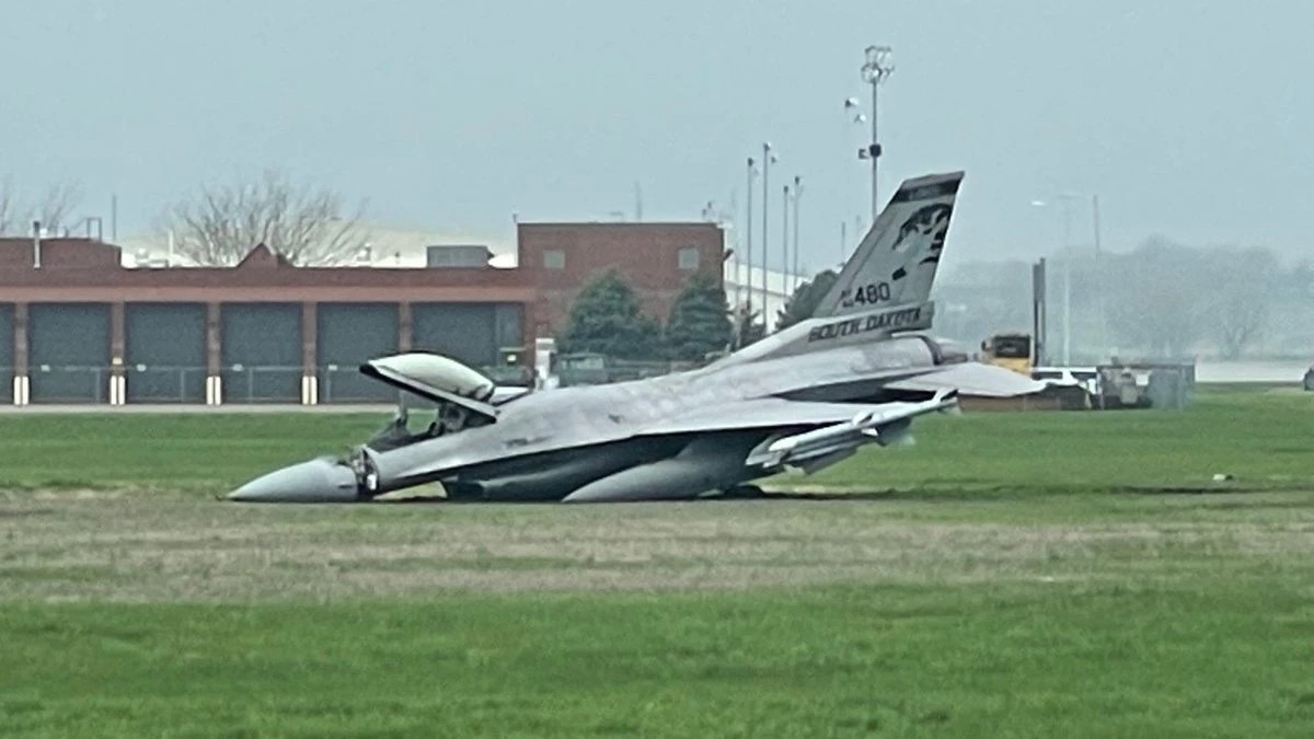 Le F-16 de l'ANG du Dakota du Sud qui s'est posé en urgence le 11 mai 2022.