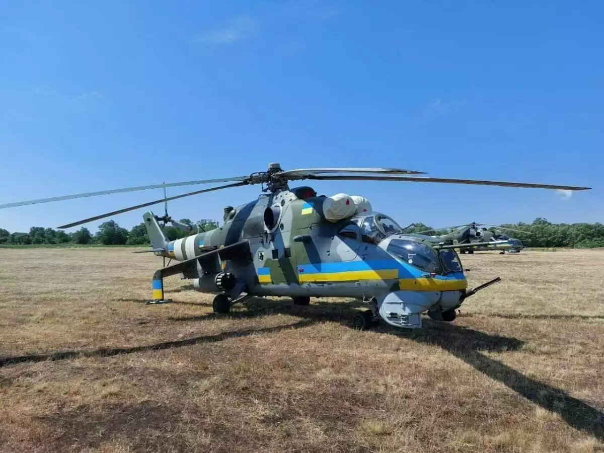 Deux hélicoptères de combat Hind tchèques aux couleurs ukrainiennes