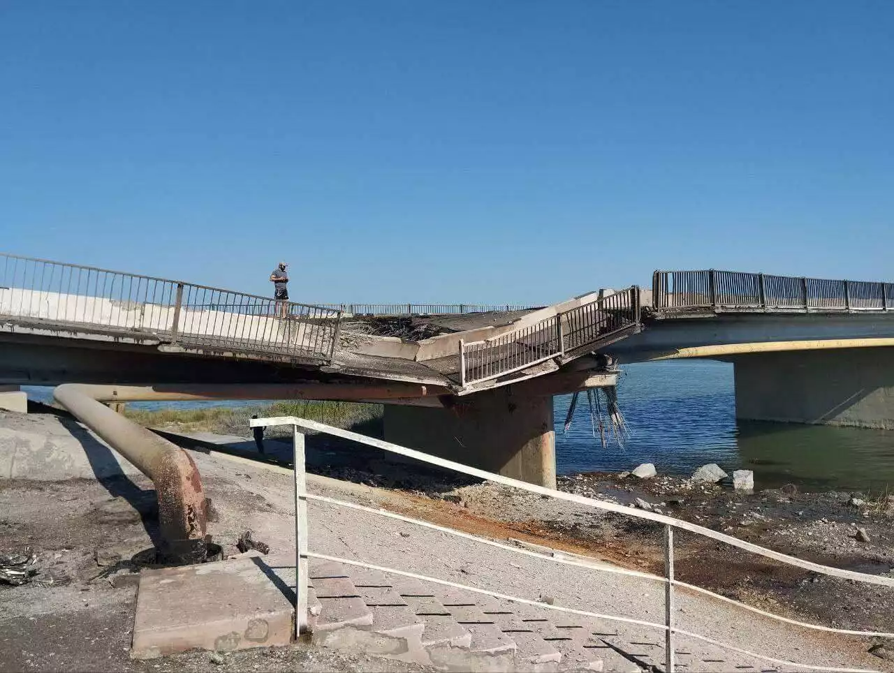 Pont routier d'Henitchesk sérieusement endommagé (6 août 2023).