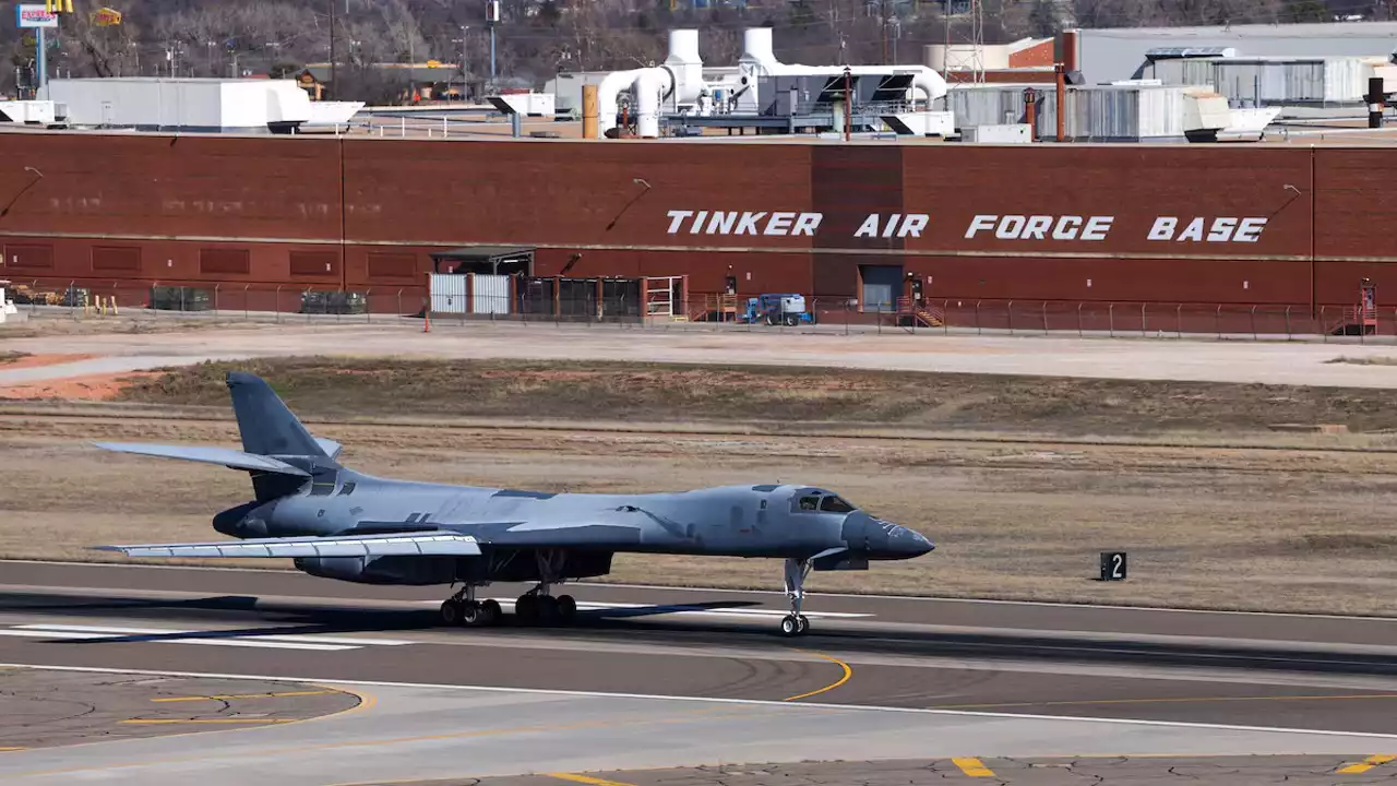 B-1B Lancer "Lancelot" remis en état de vol à l'AMARG et atterrissant à Tinker pour y être remis en service (8 février 2024).