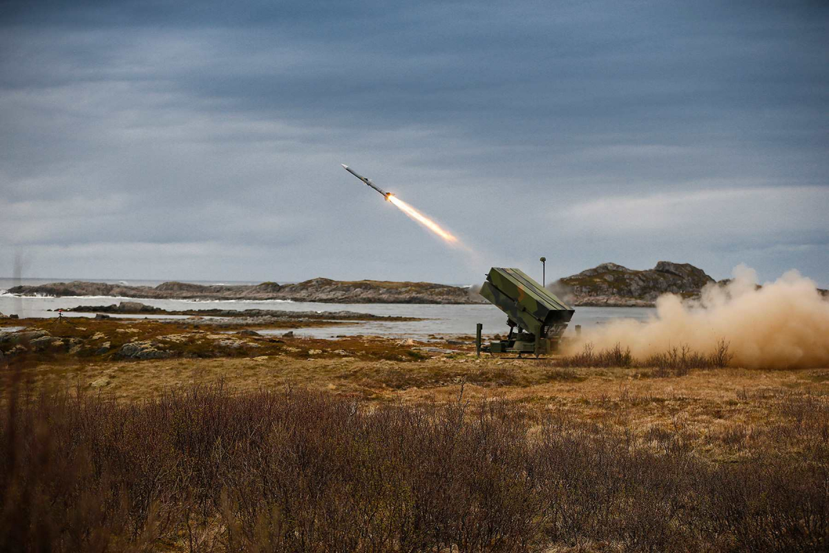 Lancement d'un missile AMRAAM grâce au système NASAMS.