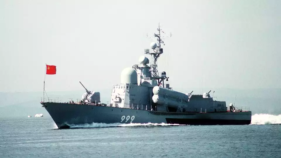 Corvette lance-missiles de la classe Tarantul III escortant le croiseur lance-missiles USS Princeton (CG-59) et la frégate lance-missiles USS Reuben James (FFG-57) en dehors de Vladivostok (1er septembre 1990).