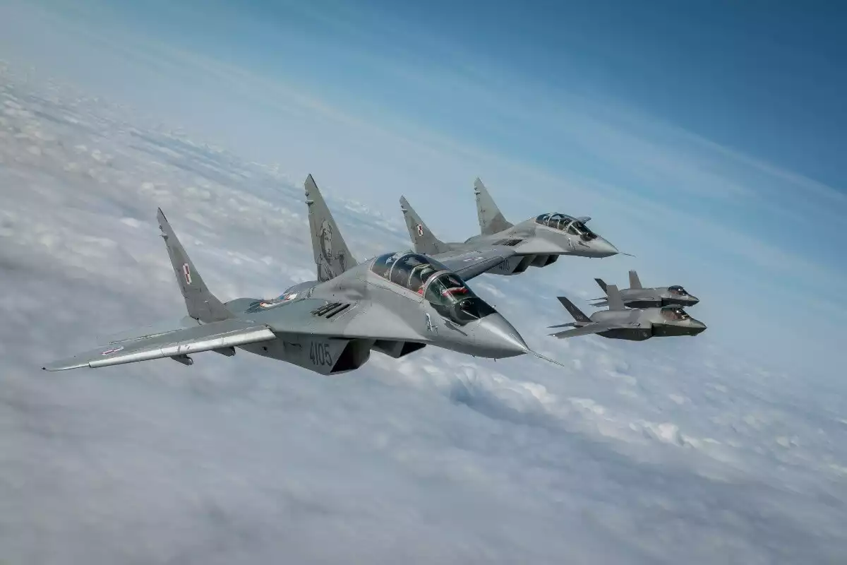 Deux chasseurs F-35 néerlandais accompagnés de chasseurs MiG-29 l'armée de l'air polonaise.