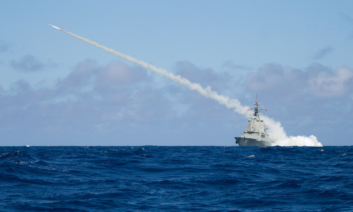 Le destroyer spécialisé dans la guerre aérienne HMAS Hobart de la classe éponyme, tire un missile d'essai Harpoon Blast.