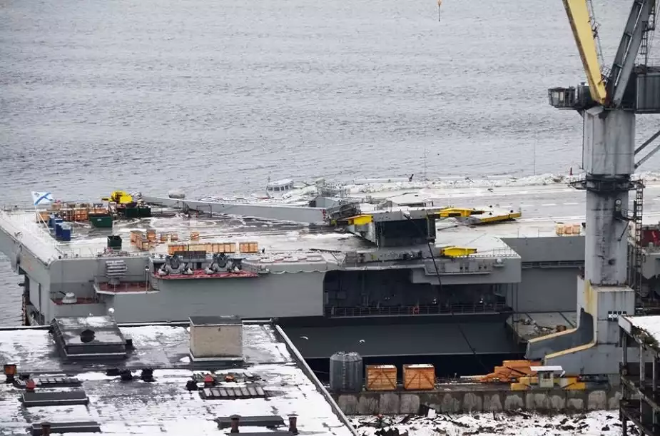Le porte-avions russe Amiral Kouznetsov à quai avec la grue du dock flottant PD-50 sur son pont d'envol.