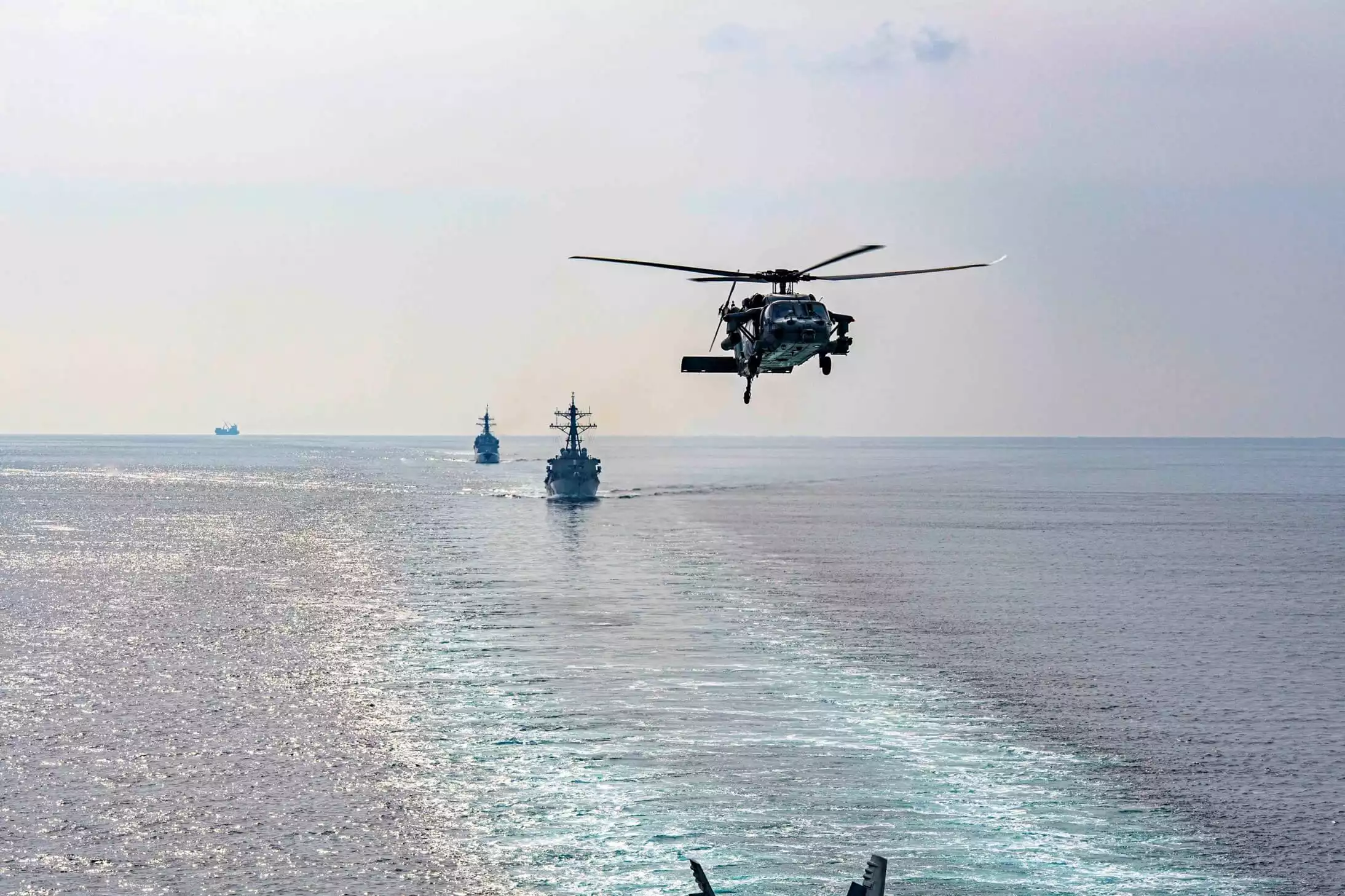 MH-60R Knighthawk de l'US Navy durant un vol d'escorte du CSG 2 dans le détroit d'Ormuz.