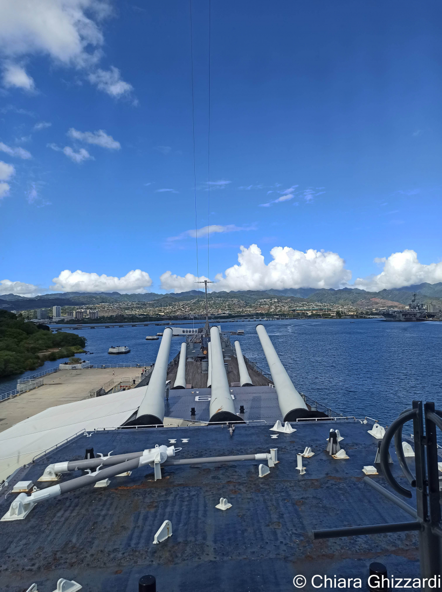Tout un symbole : en arrière-plan, au centre, le mémorial du cuirassé USS Arizona (BB-39) coulé lors de l'entrée en guerre. En avant-plan, la partie avant de l'USS Missouri (BB-63), où la Seconde Guerre mondiale s'est terminée.